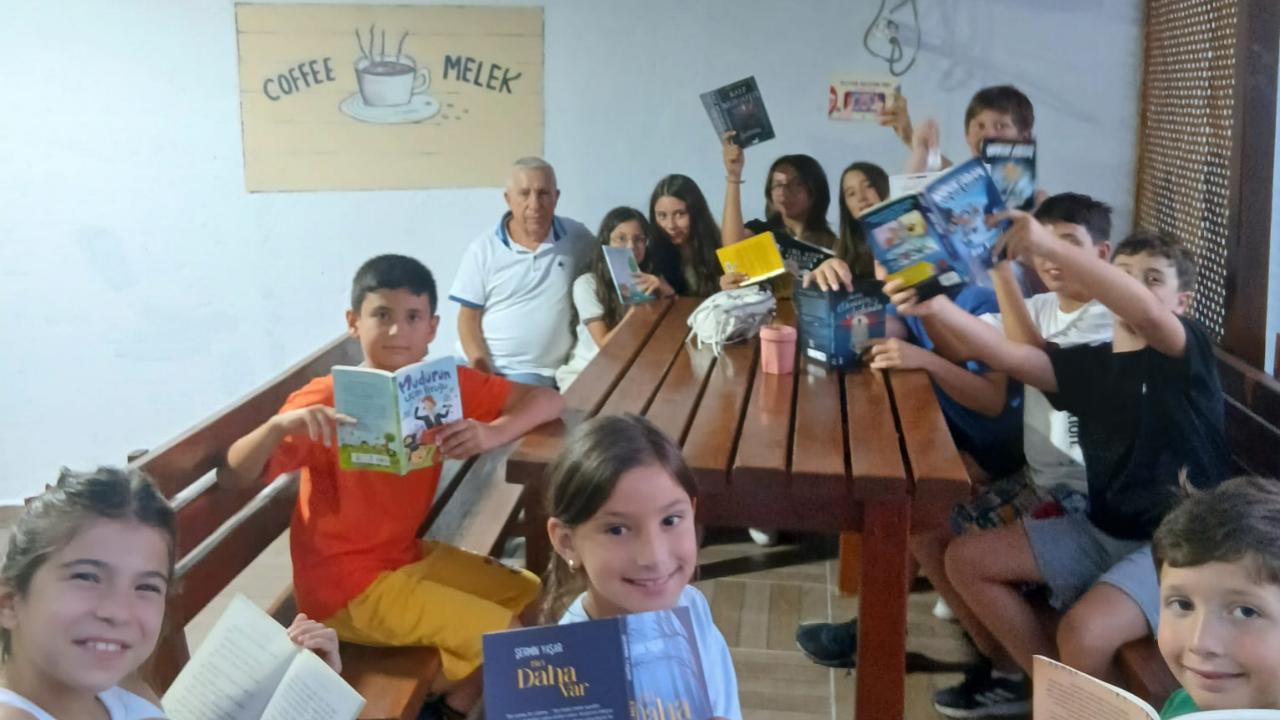 Melek Sitesinde Kitap Okuma Saati Uygulaması Örnek Okuyor